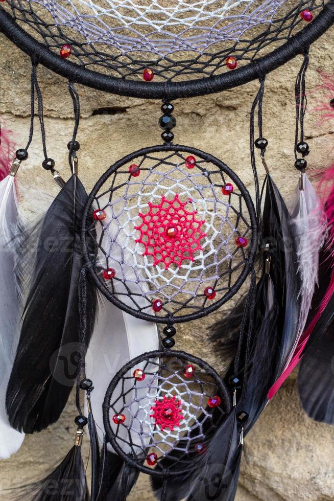 drömfångare gjord av fjädrar, läder, pärlor och rep foto