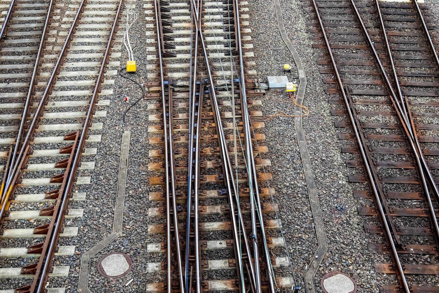 flera olika järnväg spår med korsningar på en järnväg station i en perspektiv och fåglar se foto