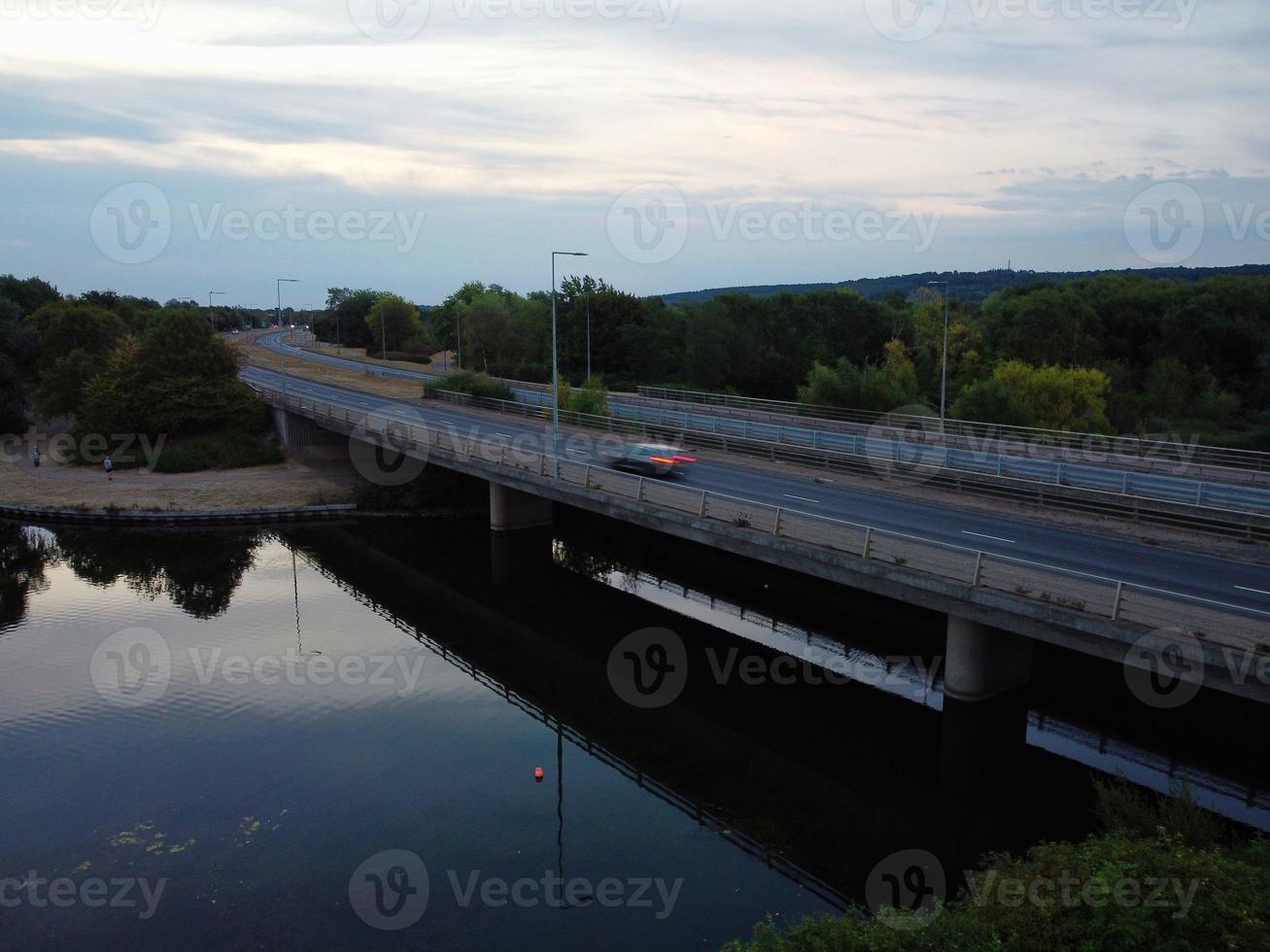 skön antenn se av brittiskt motorvägar och vägar med trafik foto