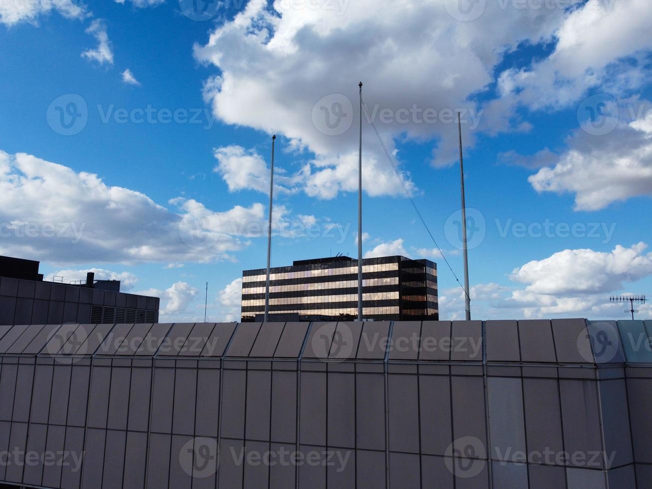 luton stad av England Storbritannien. antenn se av central stad från järnväg station och bedfordshire universitet campus. de hög vinkel se var fångad på 02:a augusti 2022 på en varm solig dag foto