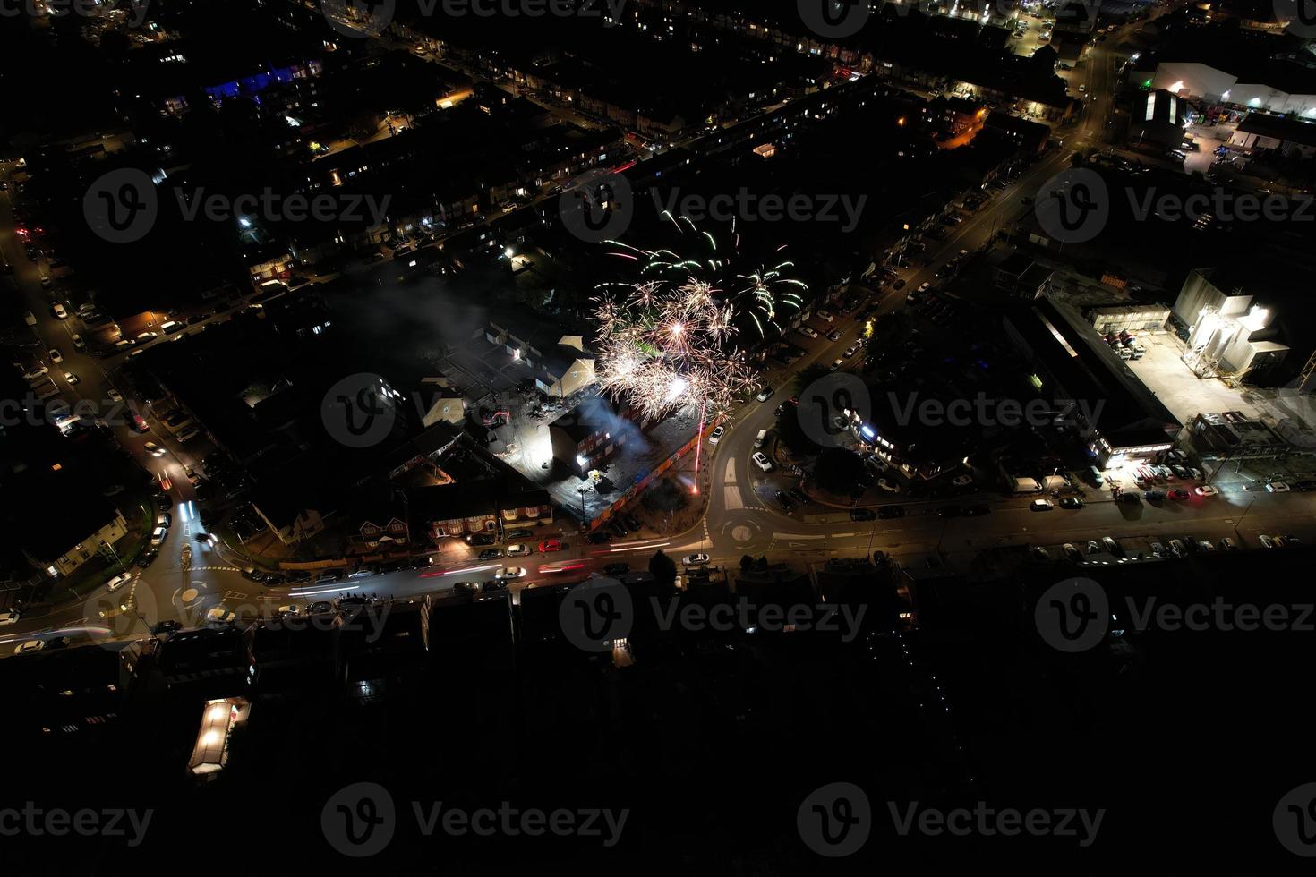 natt antenn se av upplyst brittiskt stad. drönare antal fot av luton stad av England på natt foto