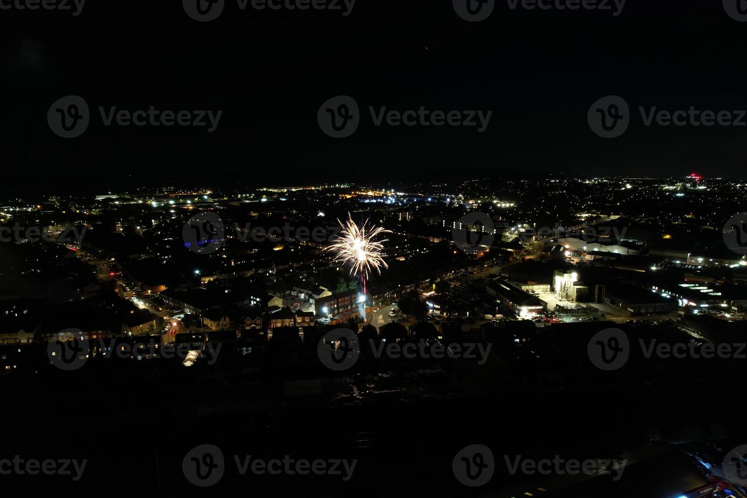 natt antenn se av upplyst brittiskt stad. drönare antal fot av luton stad av England på natt foto