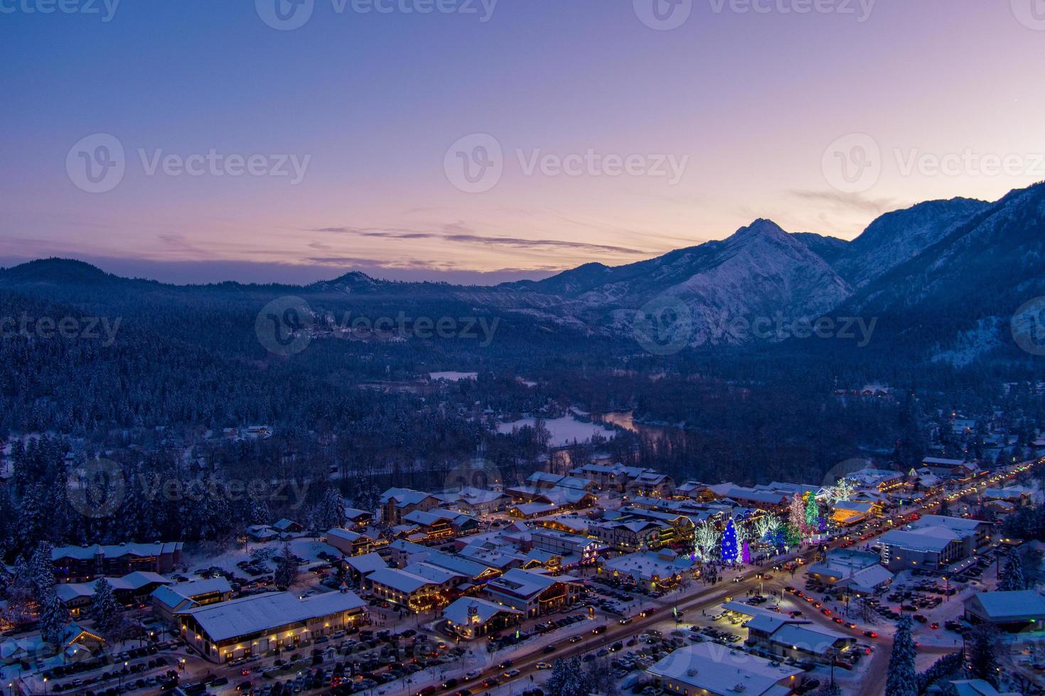 antenn se av leavenworth, Washington på solnedgång i december av 2021 foto