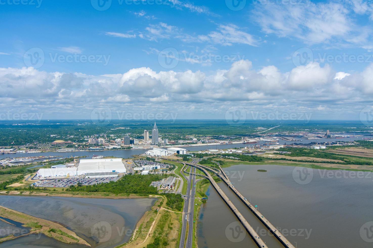 antenn se av stadens centrum mobil, alabama och de omgivande vid vatten foto