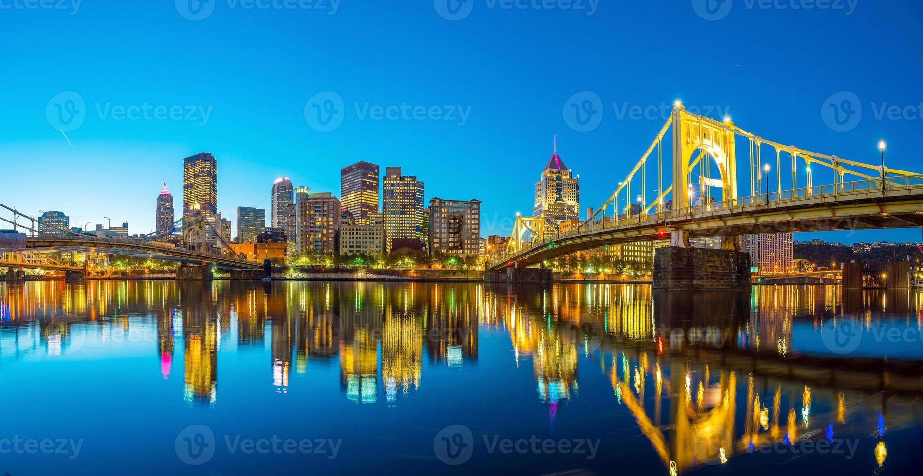 panorama över centrala Pittsburgh i skymningen foto