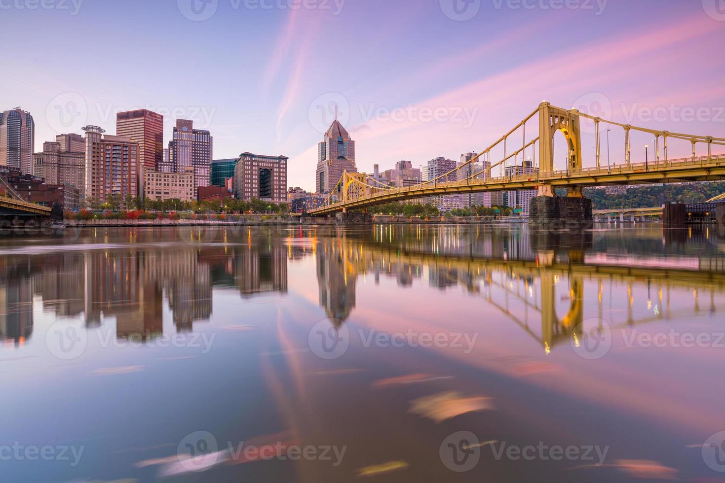 panorama över centrala Pittsburgh i skymningen foto