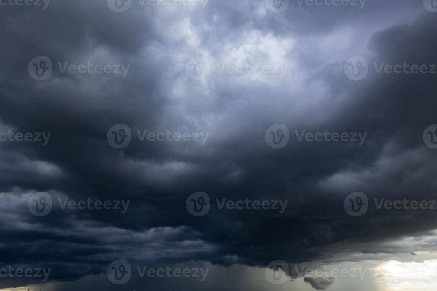 de mörk himmel med tung moln konvergerande och en våldsam storm innan de regn.dåligt eller lynnig väder himmel. foto