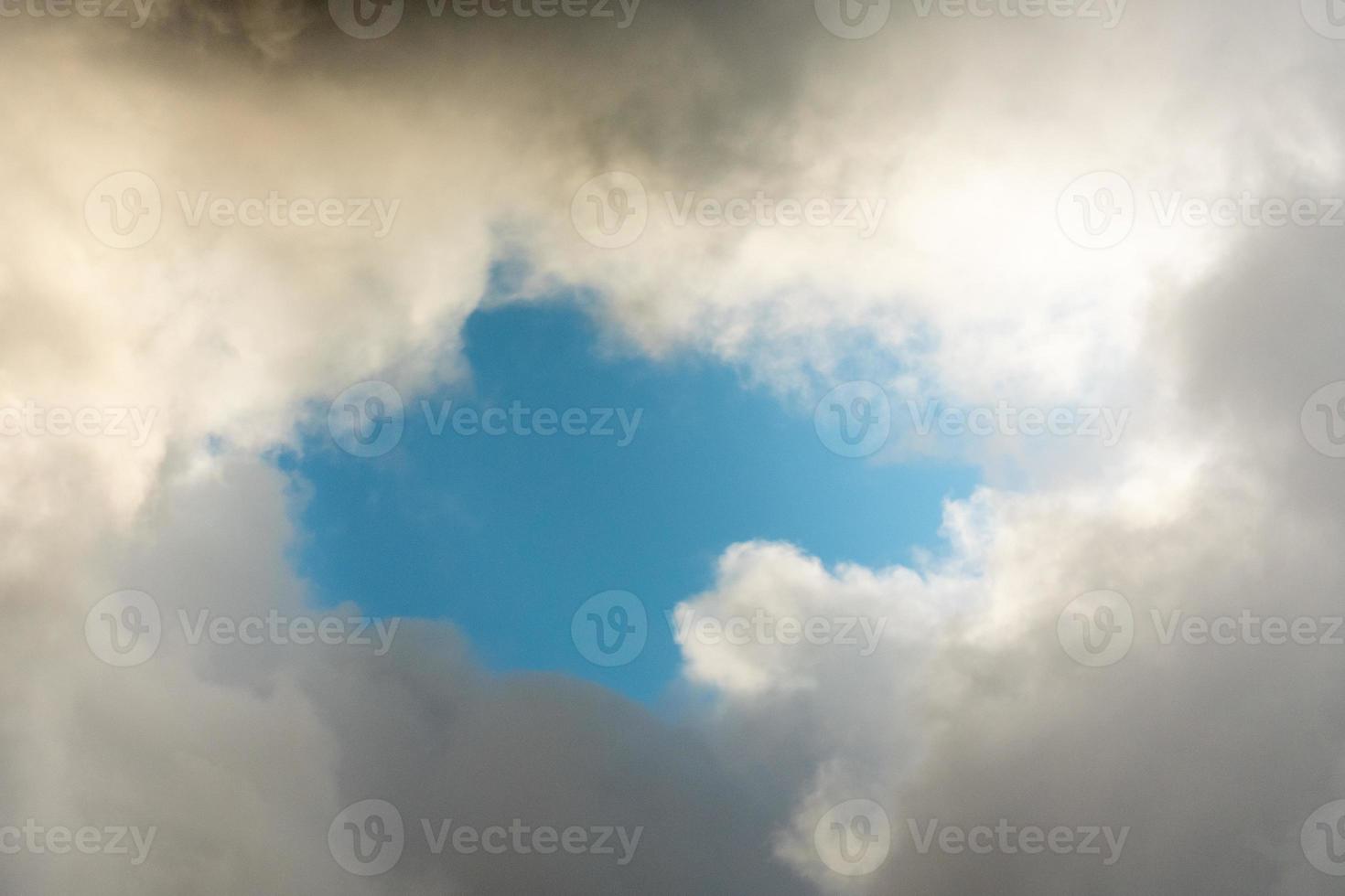 blå himmel bakom mörka stormmoln bakgrundsstruktur, åskväder foto