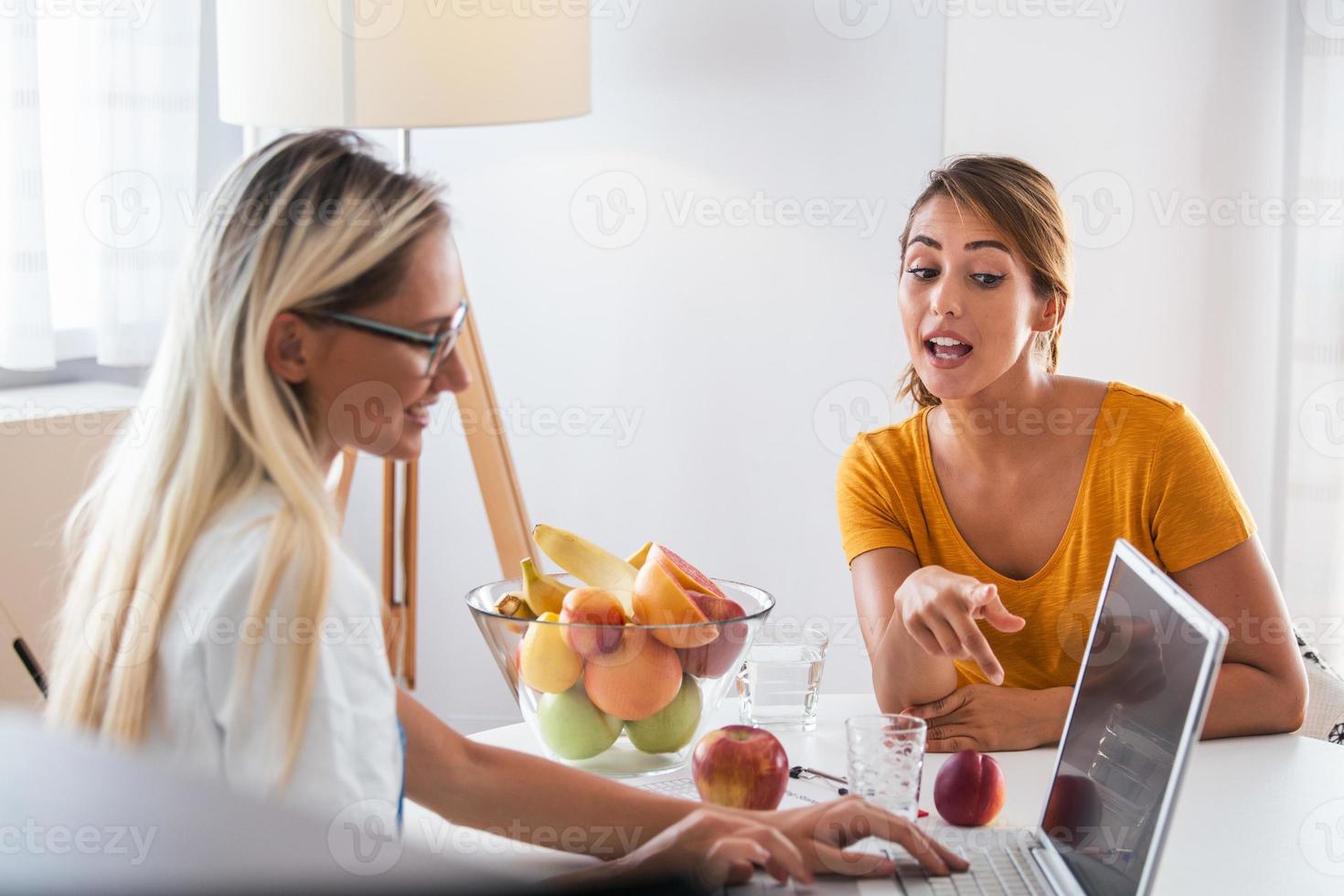 professionell dietist möte en patient i de kontor. ung leende kvinna dietist i de samråd rum. dietist skrivbord med friska frukt och mätning tejp. foto