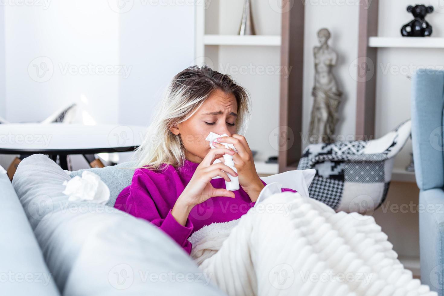 kvinna är har influensa och hon är använder sig av nasal spray till hjälp själv. kvinna använder sig av nasal spray. nasal spray till hjälp en kall. sjuk med en rinit kvinna droppande näsa. kvinna gäller nasal spray foto