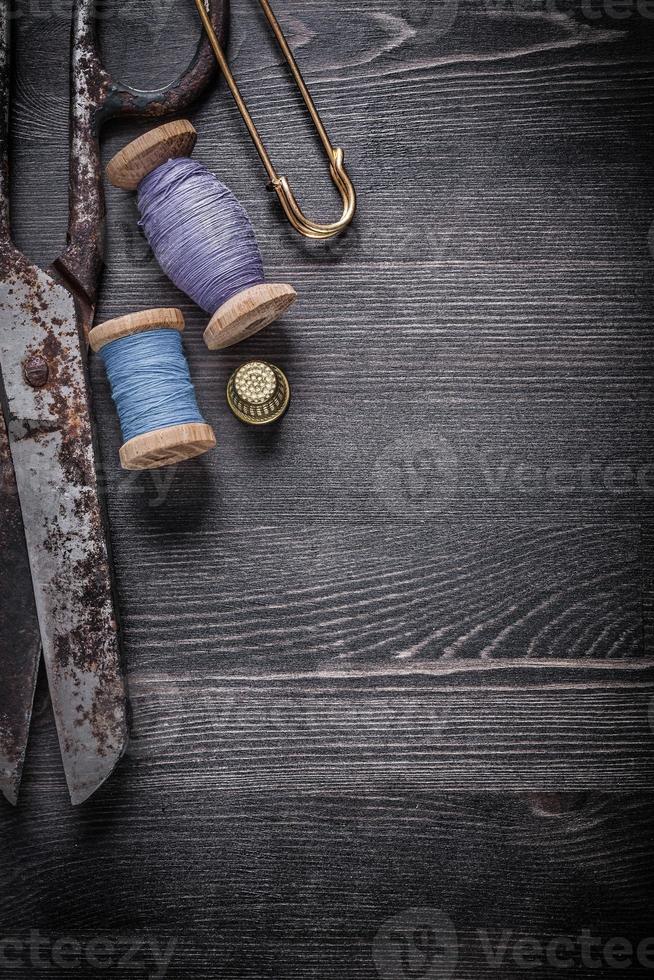 vintage rostig sax rullar av tråd fingerborgs säkerhetsnål foto