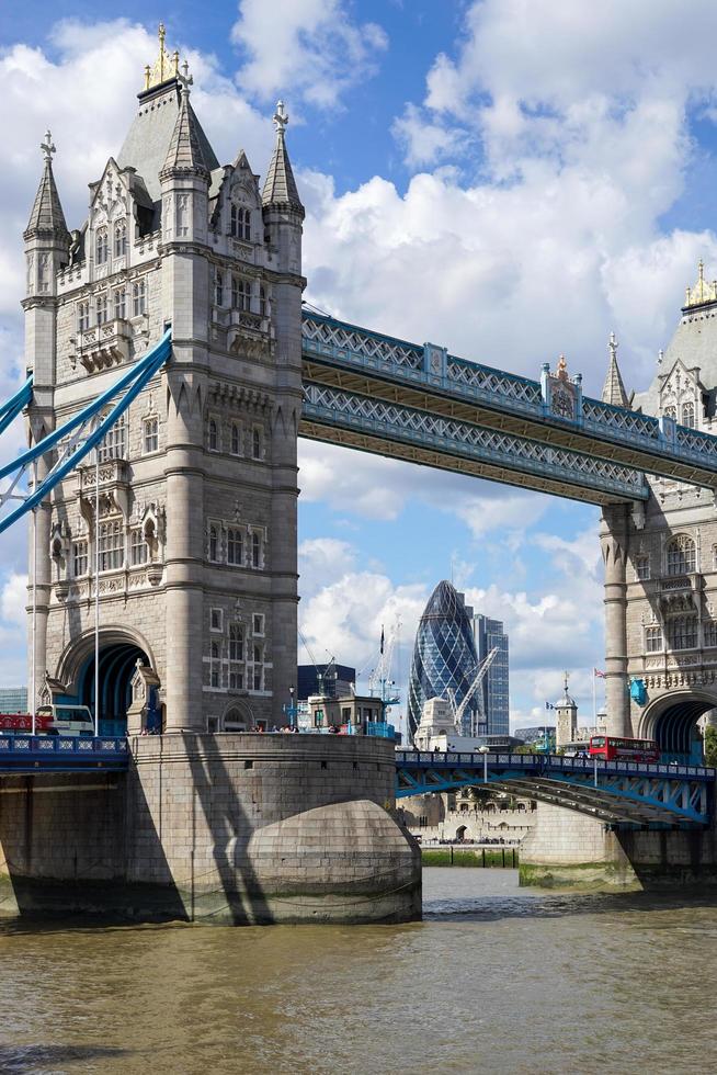 london, Storbritannien. torn bro spanning de flod thames foto