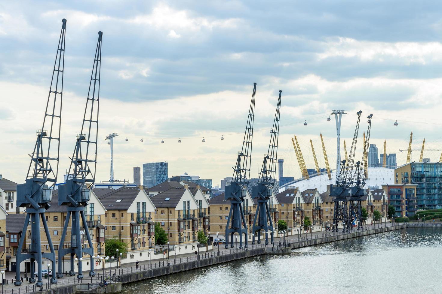 london, Storbritannien. gammal bryggan kranar vid sidan av en vid vatten utveckling i London foto