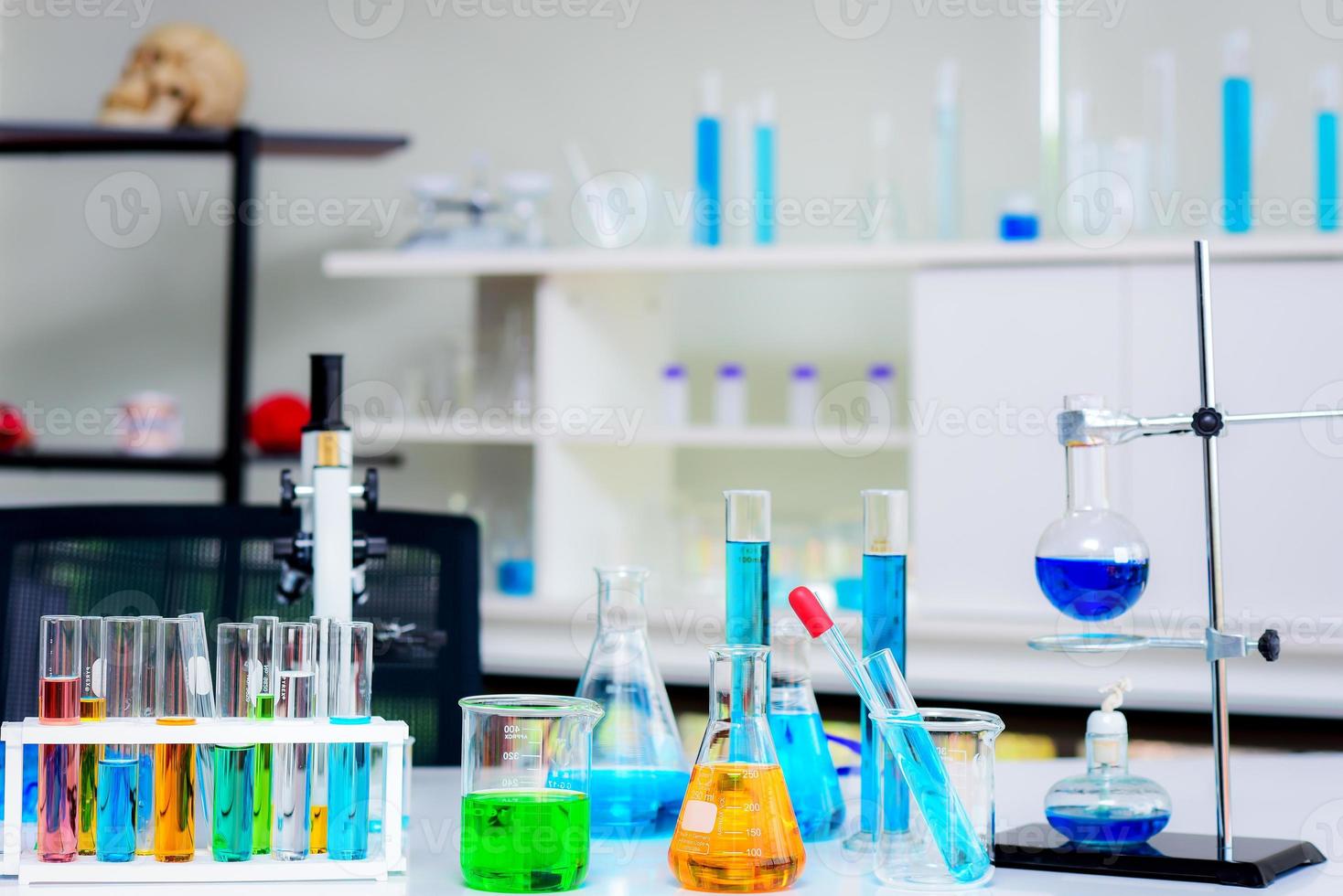 glas Utrustning i kemisk laboratorier fodrad upp på de tabell exempel rör, kolv, cylinder, brännare, pipett, bägare, droppare, mikroskop foto