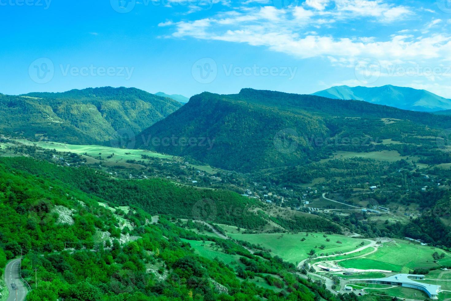 skön natur landskap och berg. blå himmel. armenien, lori provins foto