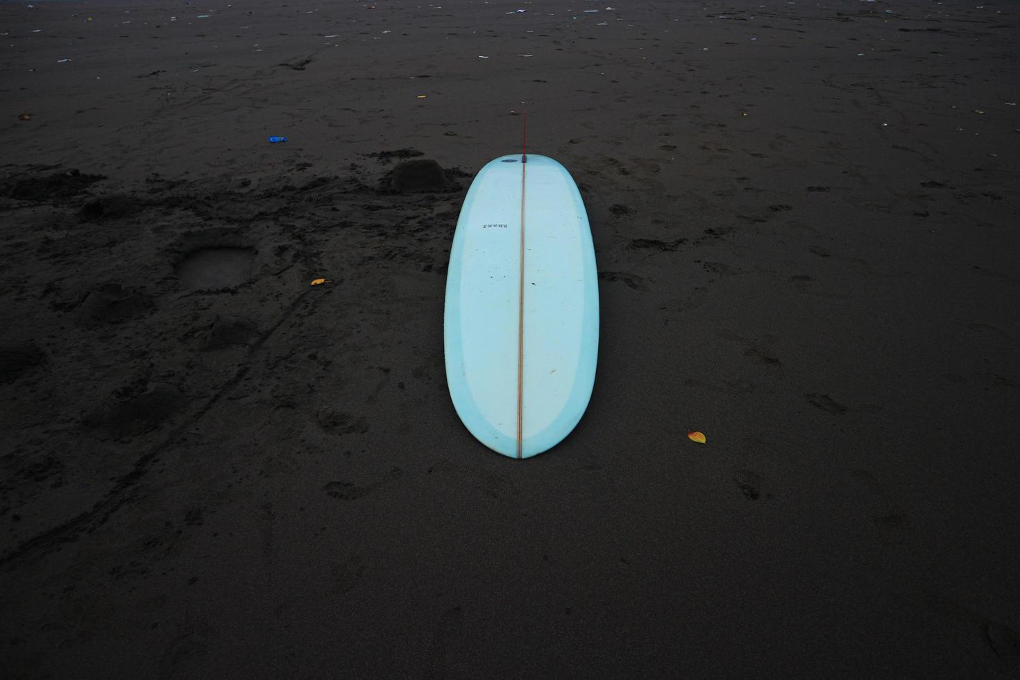 surfa styrelse i de sand på de strand. med solnedgång ljus foto