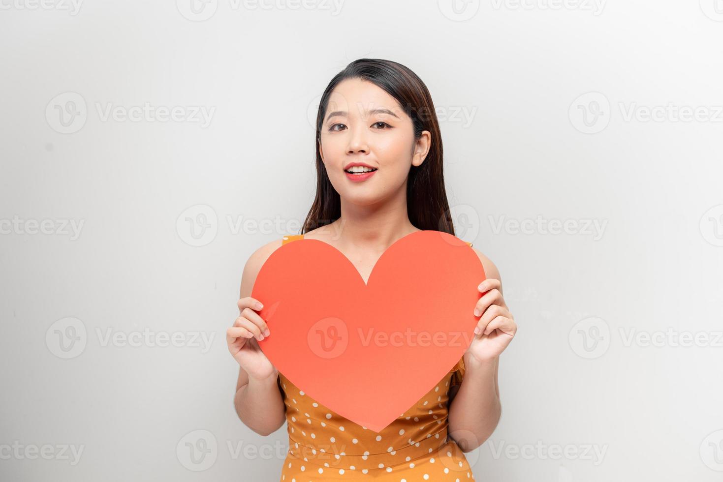 kvinna innehav stor röd hjärta på vit bakgrund foto