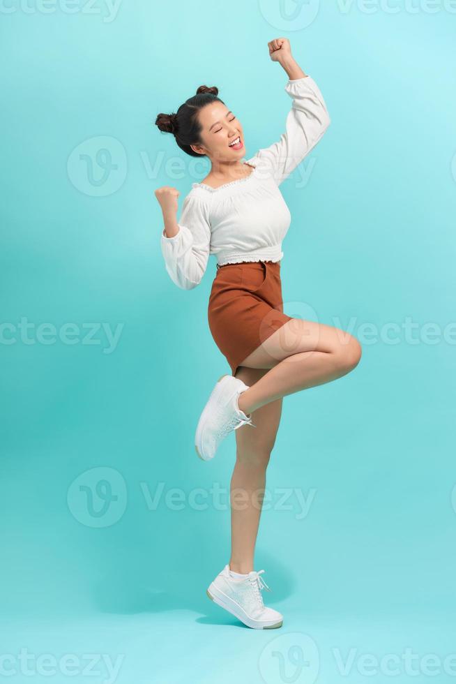 studio porträtt av överraskad positiv flicka dans med leende. foto