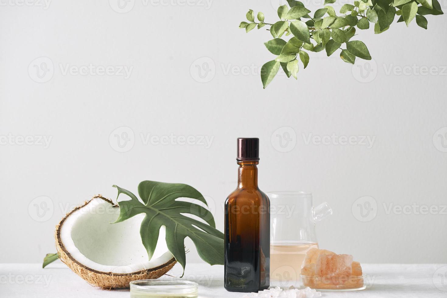 kosmetisk natur hudvård och grundläggande olja aromaterapi .organisk naturlig vetenskap skönhet produkt .ört alternativ medicin . falsk upp. foto