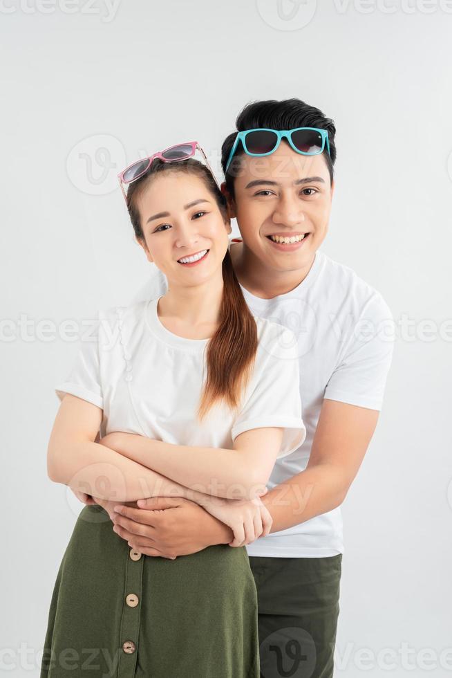 Lycklig par omfamnar, isolerat på vit bakgrund, man i glasögon, positiv känsla ansiktsbehandling uttryck foto