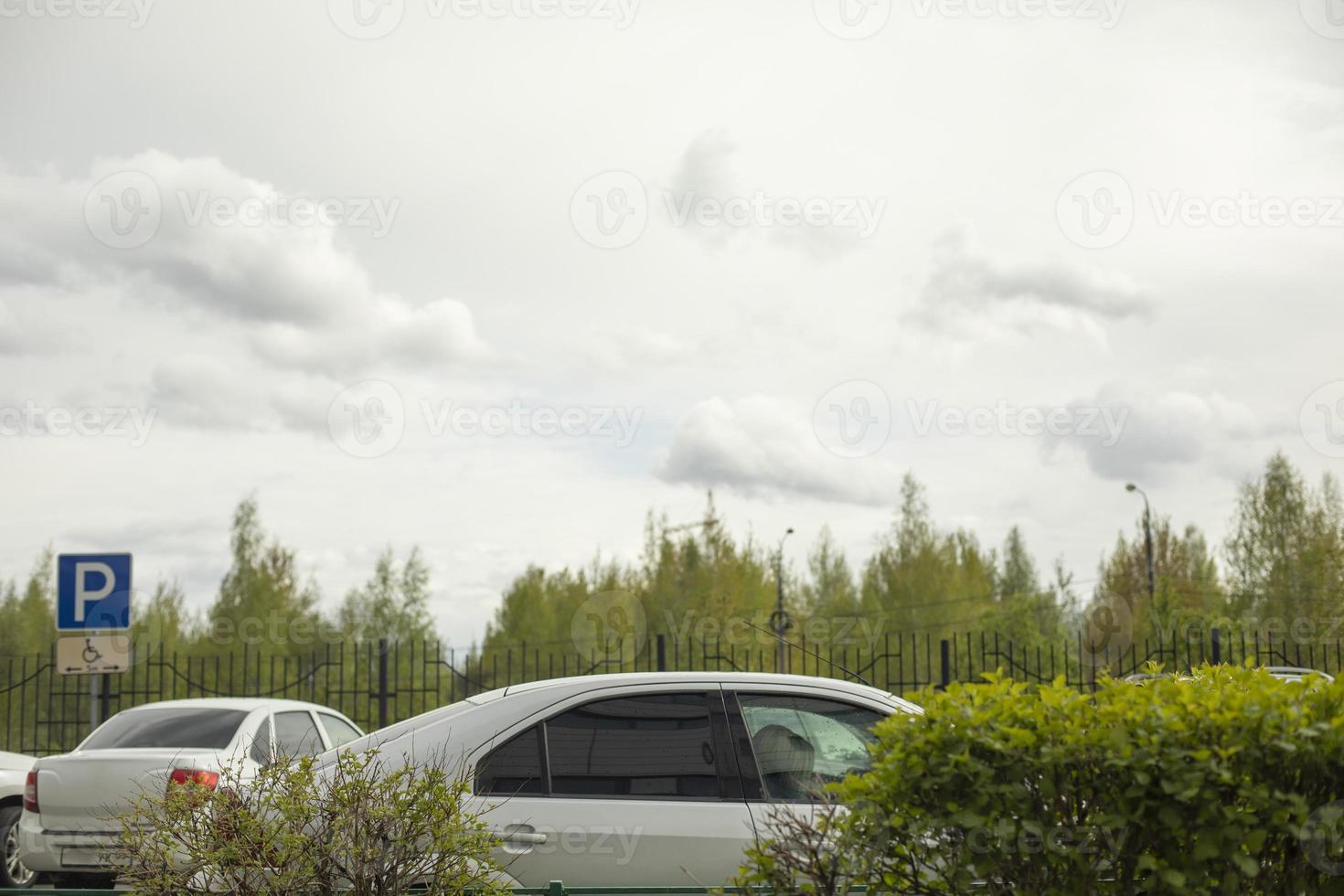 bil är parkerad i sommar. transport är parkering massa i parkera. foto