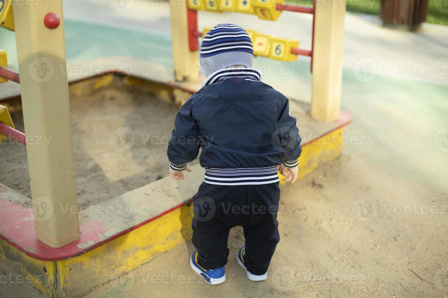 barn i sandlåda. preschooler på lekplats. foto