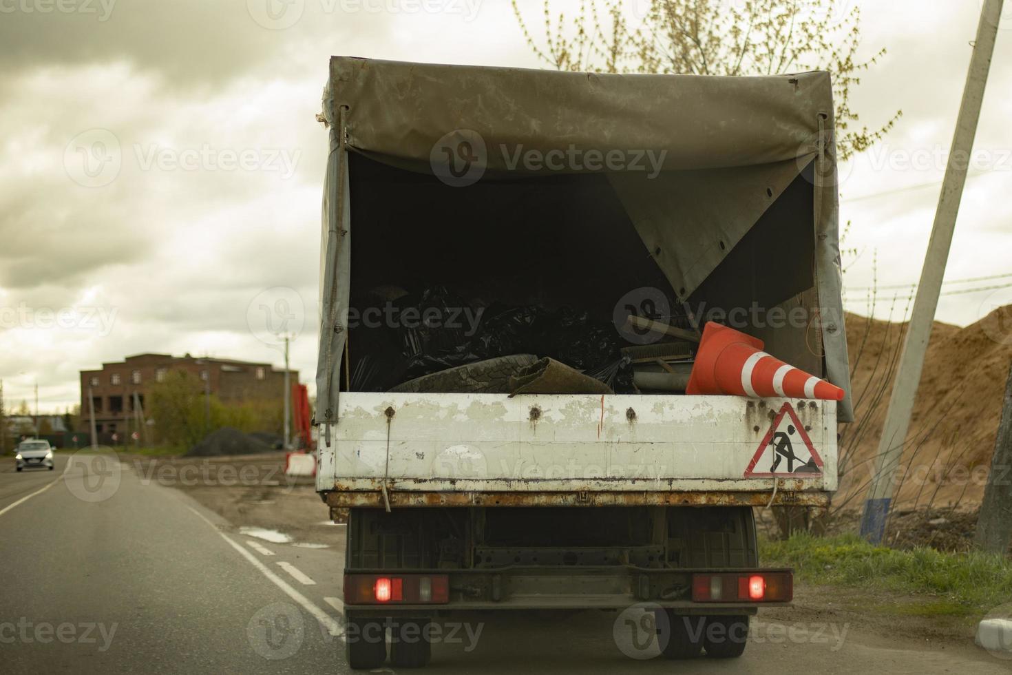 lastbil på väg. frakt transport. bil på motorväg. foto