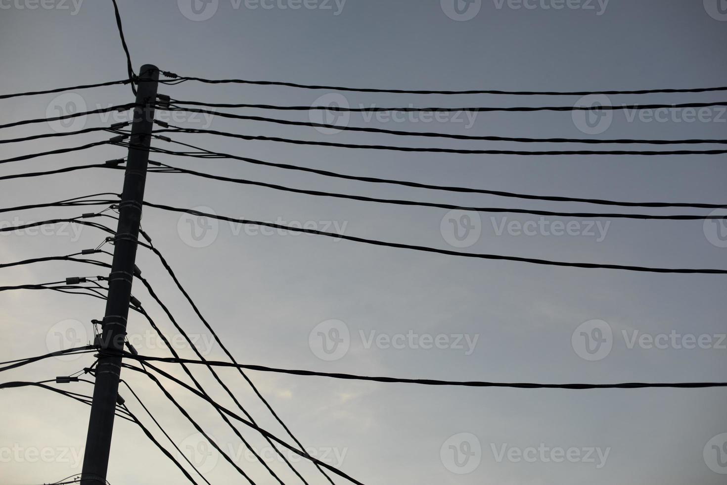 trådar mot himmel. massor av elektrisk ledningar. foto