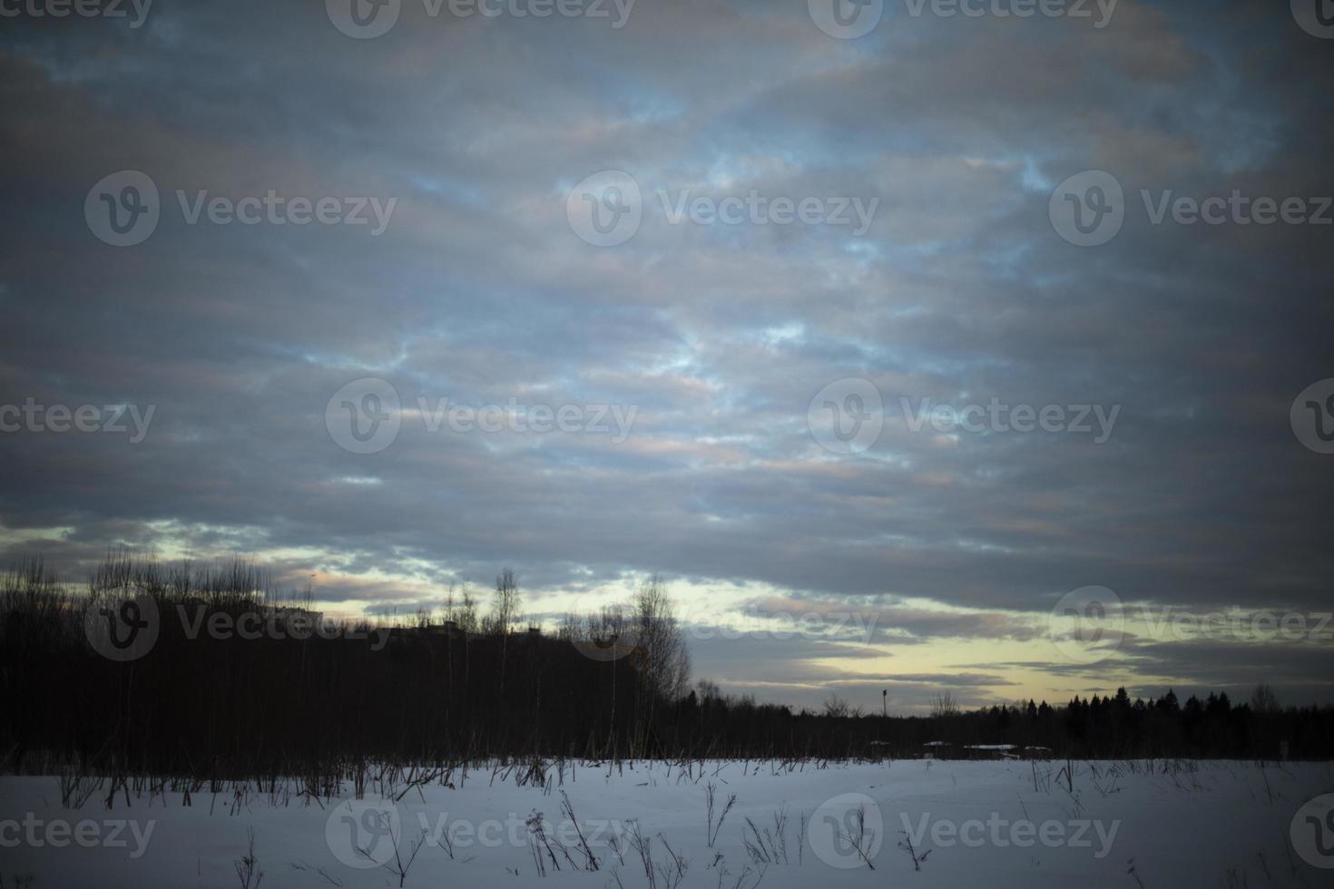 kväll landskap i vinter. deprimerande se av natur av Ryssland. foto