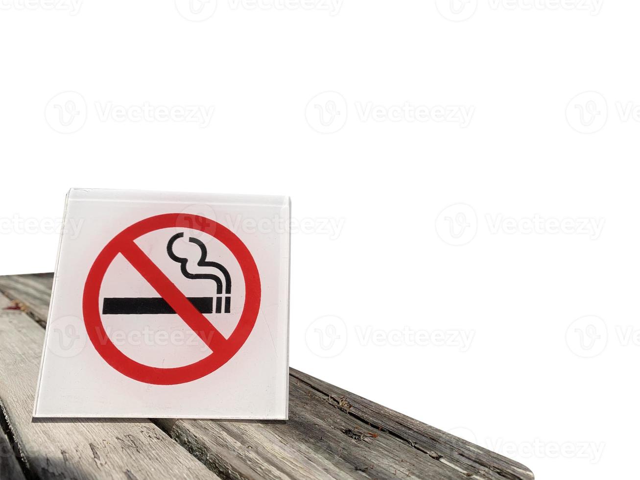 Nej rökning tecken placerad på gammal trä- tabell, isolerat på vit bakgrund, kopia Plats foto