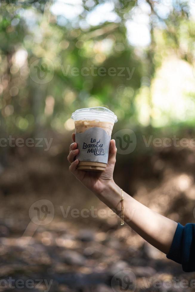 iced kaffe med natur bakgrund avslappning i de mitt ibland av natur foto