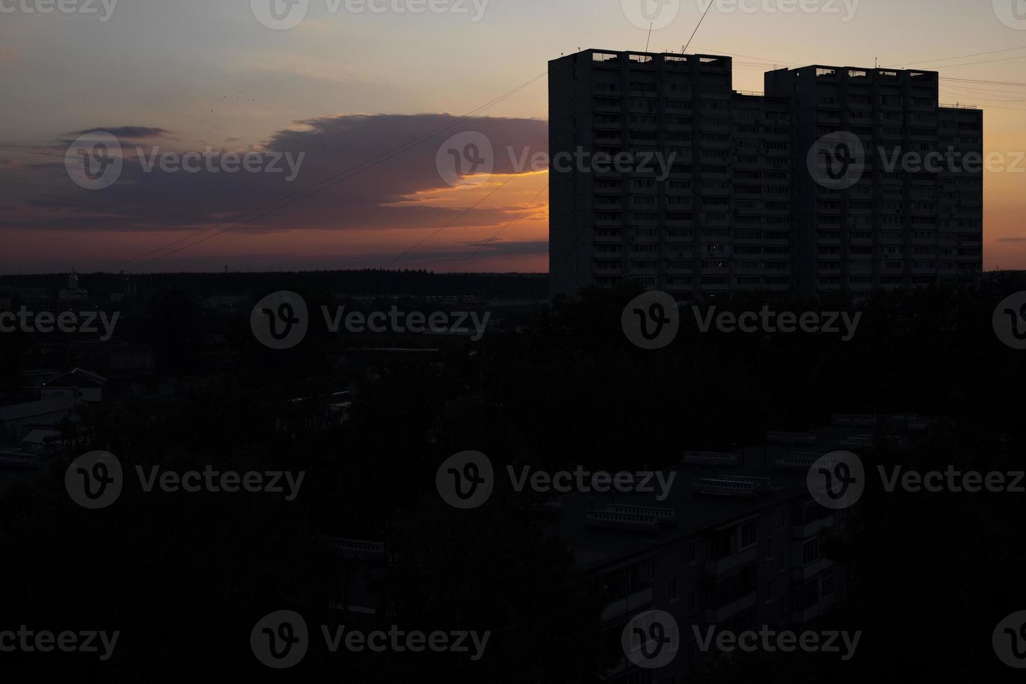 kväll landskap av stad. torn i bakgrund av solnedgång. solnedgång himmel. foto