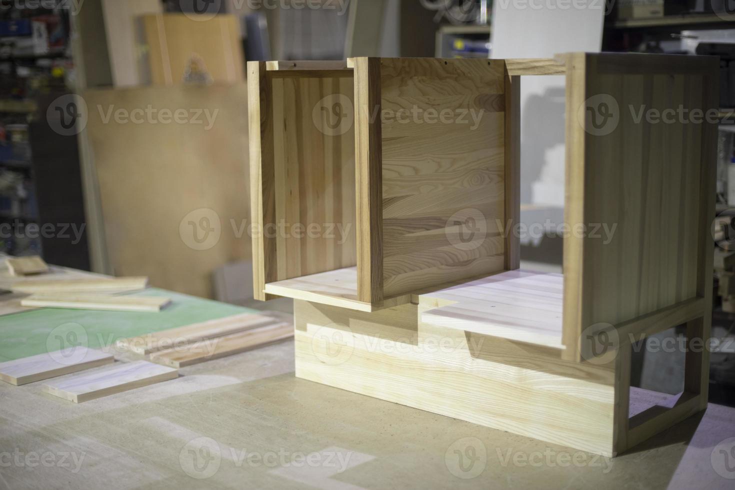 skapande av möbel i snickeri verkstad. tabell tillverkad av trä. polerad styrelse. projekt av skåp för saker. foto