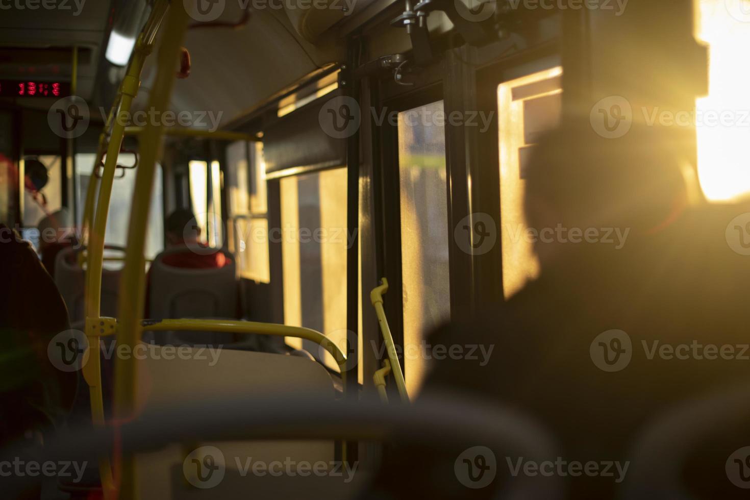 inuti buss är ljus av Sol. människor i transport. foto