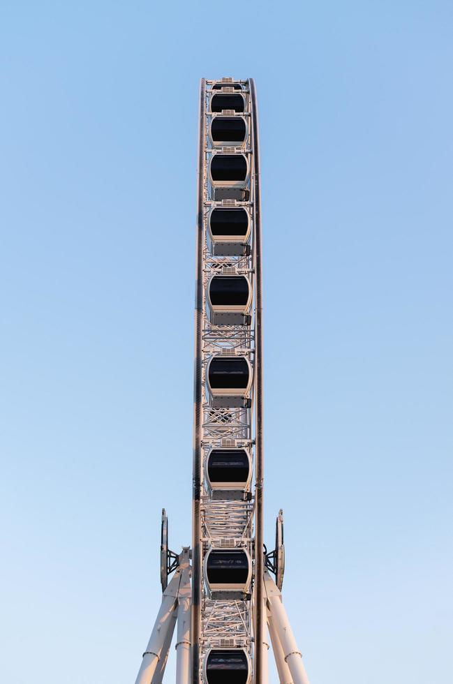 ferris hjul på blå himmel bakgrund foto