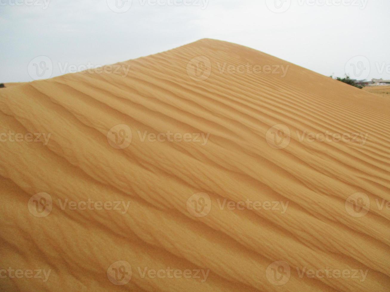 vågor av sand textur. sanddyner av de öken. öken- sanddyner solnedgång landskap. foto