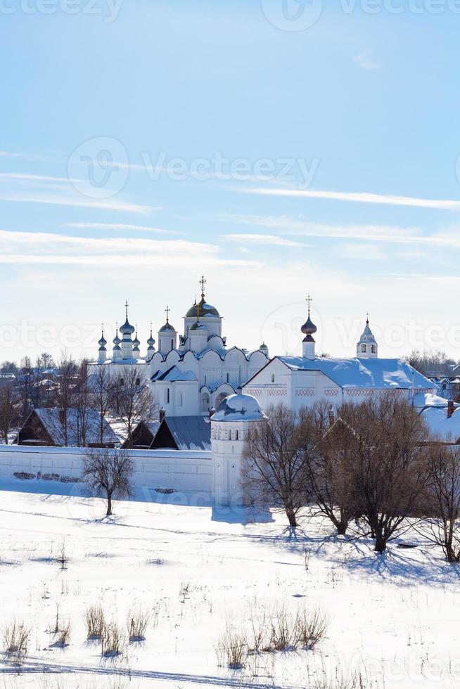 se av pokrovsky kloster i suzdal i vinter- foto