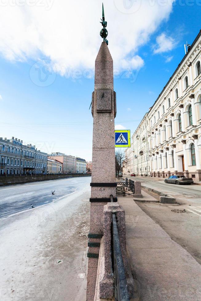 tecken med mark av översvämning nivå på Moyka vägbank foto