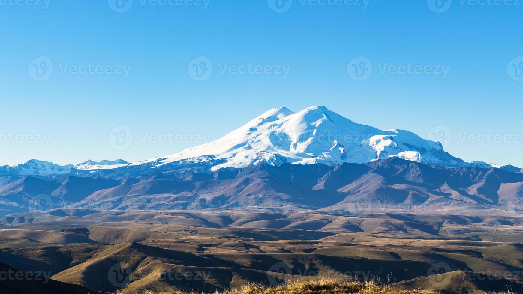 montera elbrus från bermamyt på höst morgon- foto