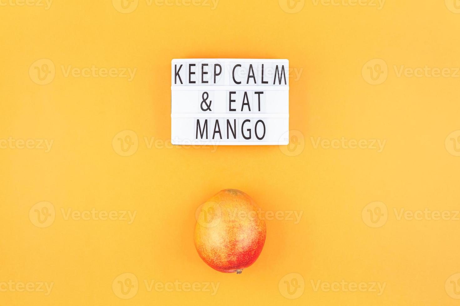 mango frukt i kreativ sammansättning foto