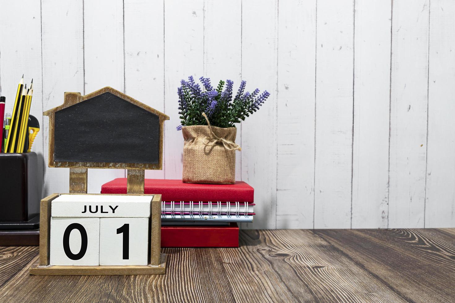 juli 01 kalender datum text på vit trä- blockera en tabell. foto