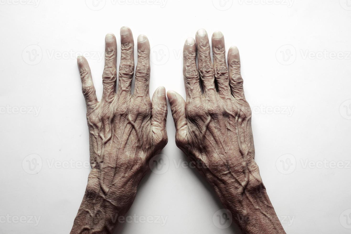 närbild av händerna på en äldre person foto