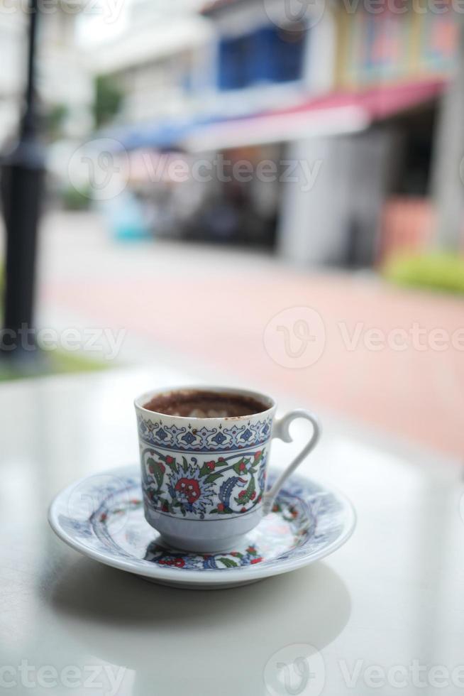 en kopp av turkiska kaffe på tabell utomhus- foto