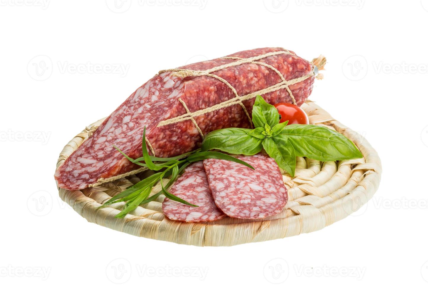 salami på trä- styrelse och vit bakgrund foto