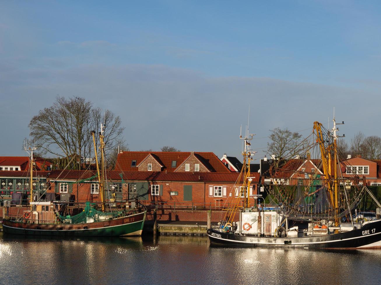 greetsiel, tyskland, 2020-the by av greetsiel på de norr hav i Tyskland foto