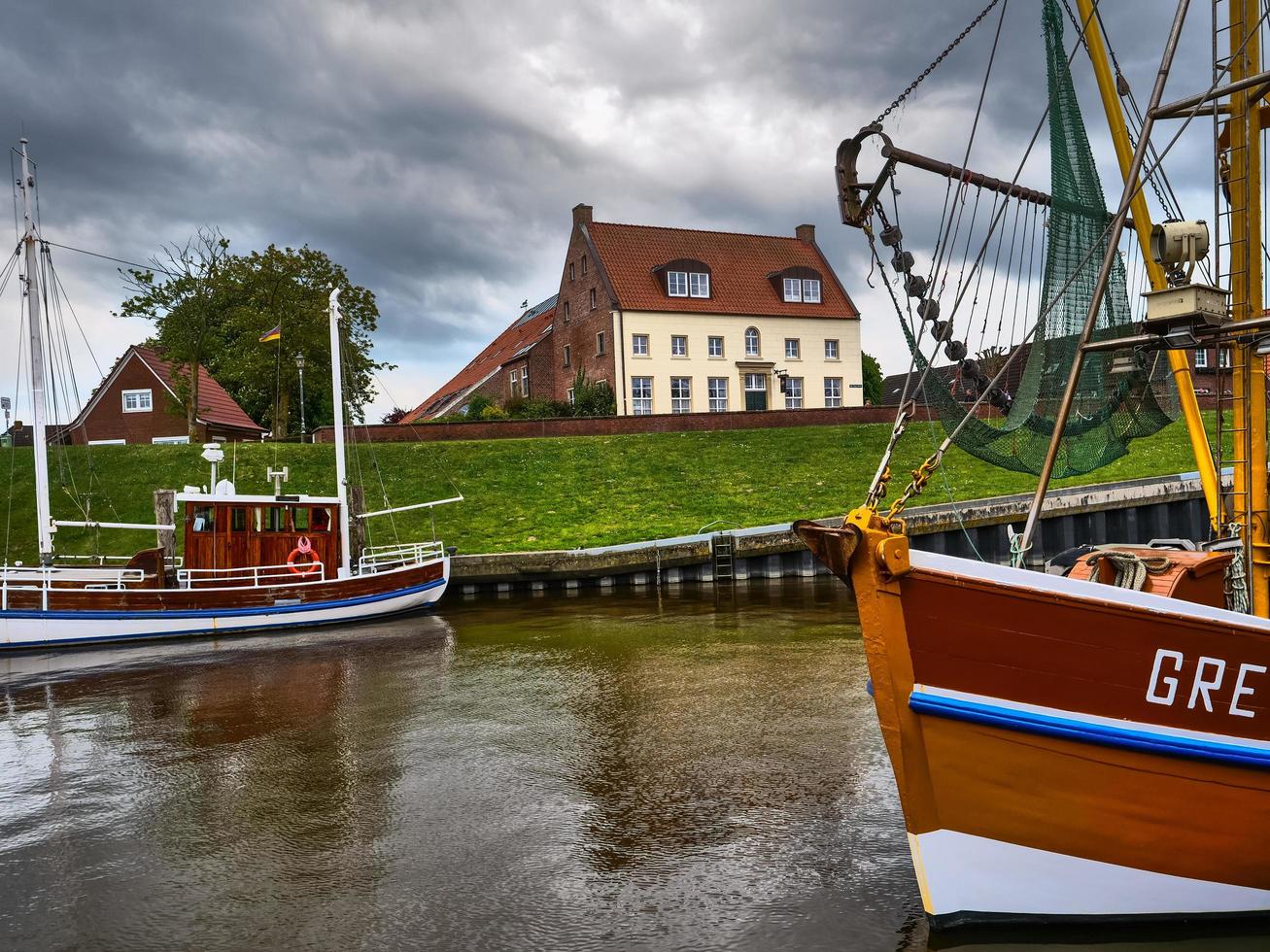 greetsiel, tyskland, 2020-the by av greetsiel på de norr hav i Tyskland foto