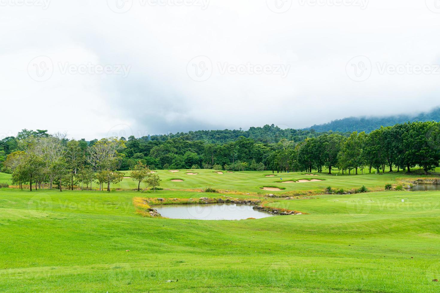 grön med sand bunkrar på golf kurs foto