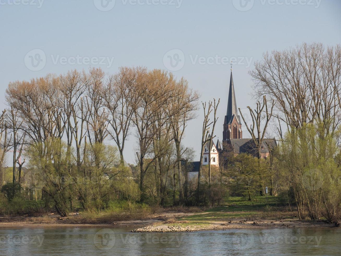 de flod Rhen nära cologne i Tyskland foto