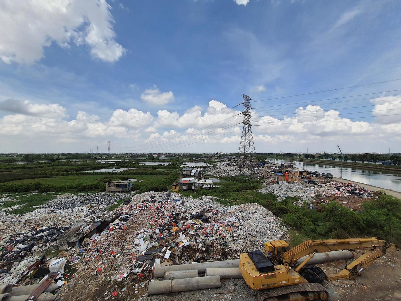 jakarta, indonesien i augusti 2022. ett olaglig sopor dumpa på de Bank av de öst översvämning kanal. den orsaker förorening i de omgivande miljö foto