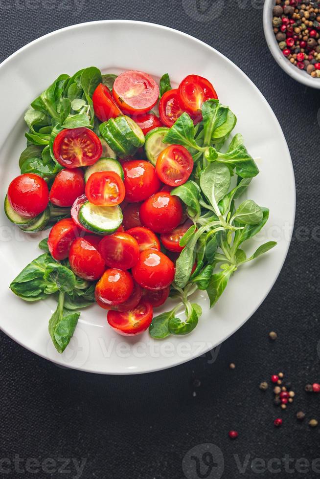 sallad tomatoe körsbär färsk friska måltid mat mellanmål på de tabell kopia Plats foto